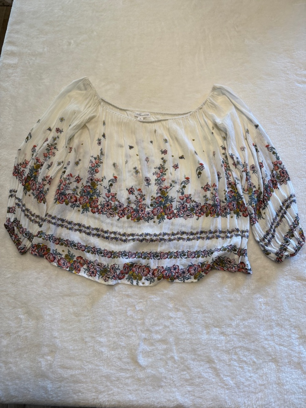 Beautiful White Floral Off-Shoulder Rayon Peasant Blouse w/pretty floral design